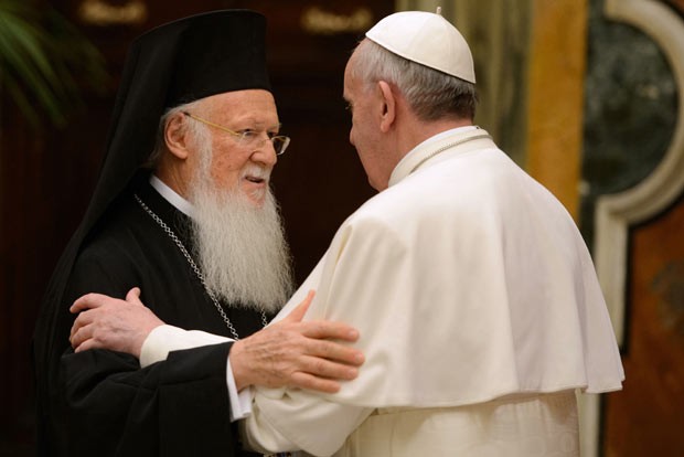 O Patriarca Bartolomeu I abraça o Papa Francisco durante audiência privada no Vaticano nesta quarta-feira (20) (Foto: AP)