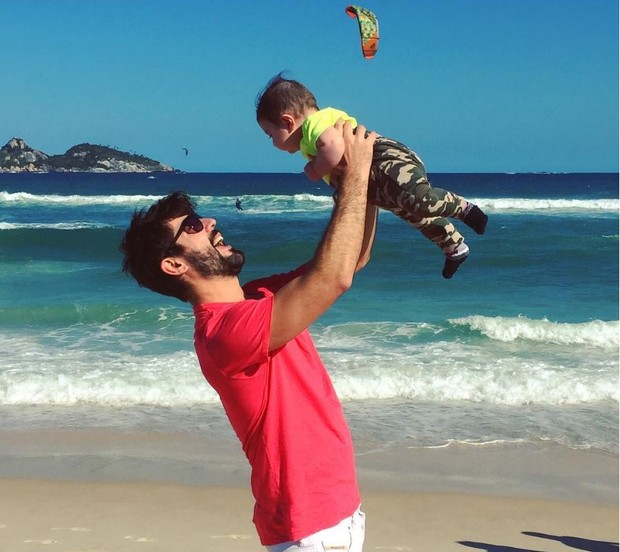 Sandro Pedroso com o filho, Noah, na praia da Barra, no Rio (Foto: Reprodução/Instagram)