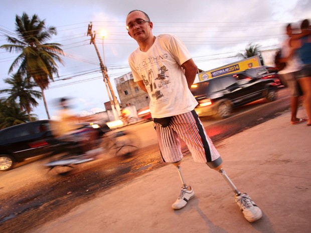 Alessandro Durval da Costa, 34, é deficiente físico e tenta uma vaga em Educação Física na Ufal (Foto: Jonathan Lins/G1)