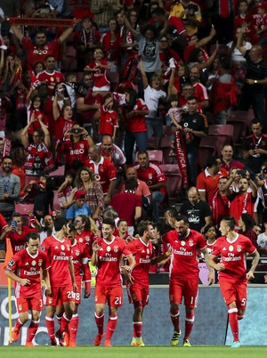 Jogadores do Benfica comemoram gol (Foto: EFE/MIGUEL A. LOPES)