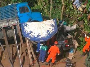 Acidente entre carro e caminhão (Foto: Reprodução / TV Bahia)