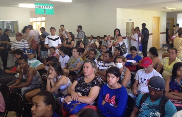 Recepção do Cais Nova Era estava lotada de pacientes nesta segunda-feira (Foto: Fernanda Borges/G1)