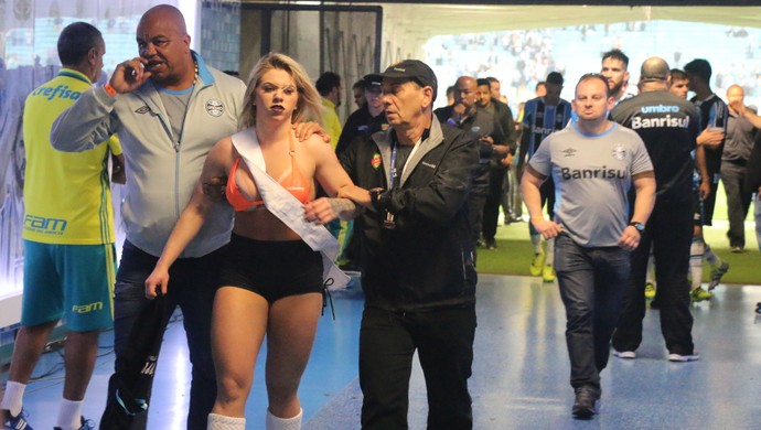 mulher invasão Arena do Grêmio  (Foto: Eduardo Moura/GloboEsporte.com)