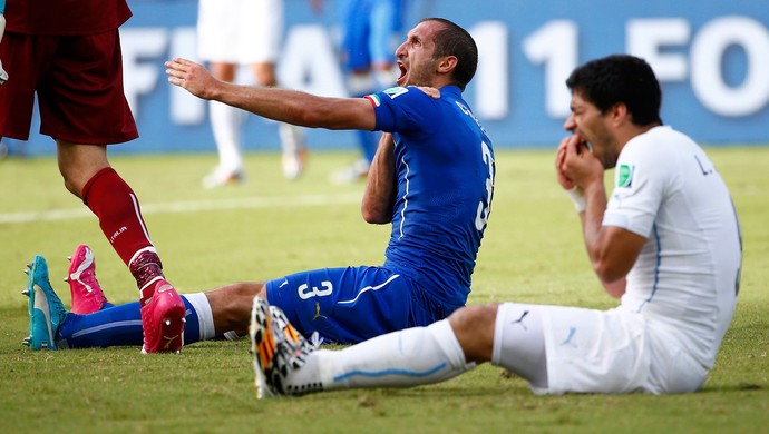 Chiellini Suarez italia x uruguai (Foto: Reuters)