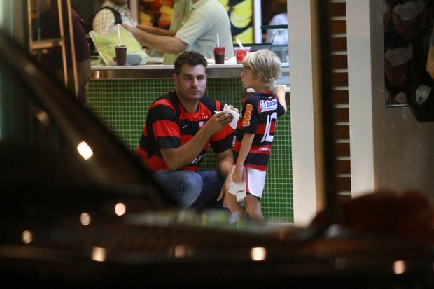 Thiago Lacerda com o filho em lanchonete do Leblon (Foto: Clayton Militão / Foto Rio News)