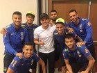 Wesley Safadão posa com jogadores de futebol do Brasil e deseja sorte