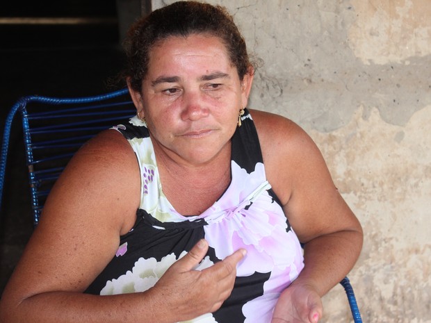 Silvânia Gomes da Silva, de 47 anos, é parteira e ajudou oito mães dar à luz (Foto: Washington Bezerra)