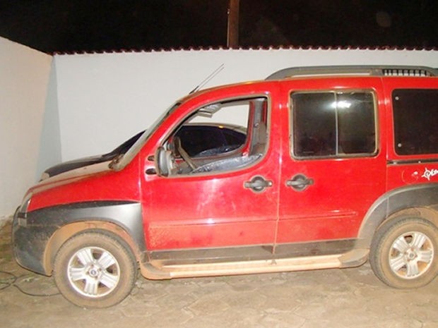 Mesmo feridos, assaltantes roubaram veículo utilitário de motorista que parou para oferecer ajuda (Foto: Canarana News)