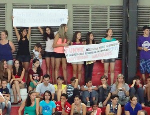 Torcida levou cartazes ao jogo do Pindamonhangaba Pinda Superliga (Foto: Filipe Rodrigues)