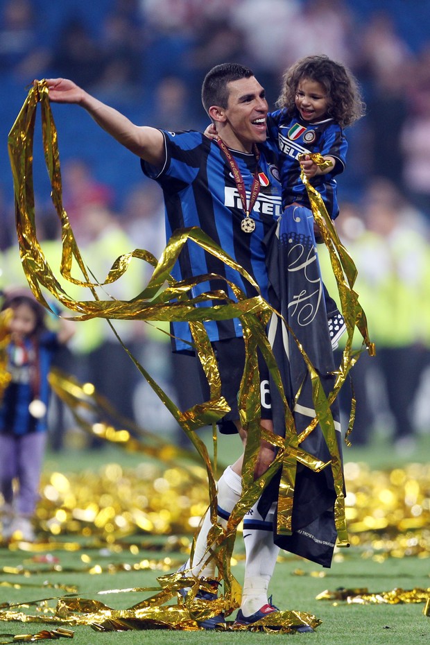 Lúcio comemora conquista do Champions com o filho (Foto: Alex Livesey/Getty Images)