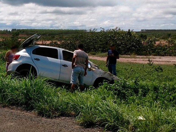 Homem de 42 anos morreu após perder o controle do carro na BR-242. Bahia (Foto: Blogbraga/Repórter Paiva)