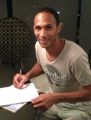 Liedson assina contrato com o Flamengo (Foto: Divulgação)