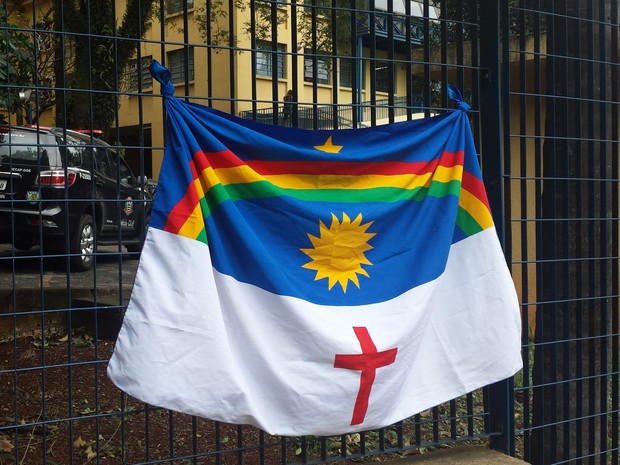 Bandeira de Pernambuco colocada na grade do IML em São Paulo (Foto: Tatiana Santiago/G1) Bandeira de Pernambuco colocada na grade do IML em São Paulo (Foto: Tatiana Santiago/G1)