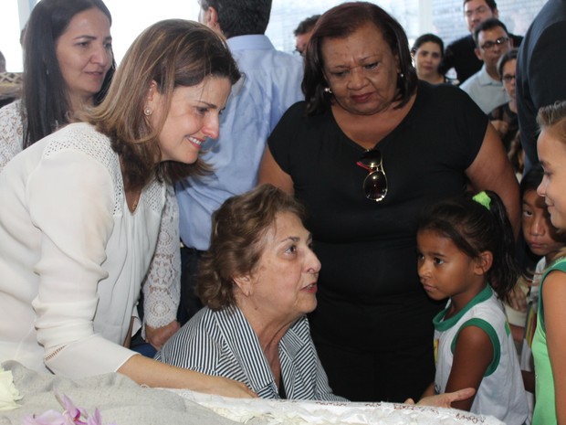 Familiares se emocionaram com o carinho de milhares de pessoas que foram ao velório (Foto: Taisa Alencar / G1)