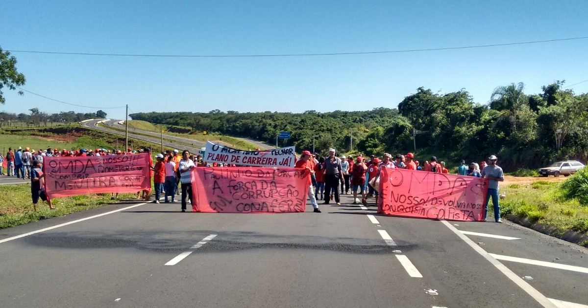 Integrantes de movimentos sociais interditam rodovia em Arealva - Globo.com