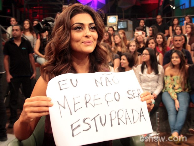 Juliana Paes posa para fotos com cartaz da campanha (Foto: TV Globo/Altas Horas)