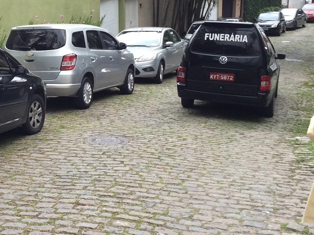 Corpo de Miele deixa S&atilde;o Conrado em carro de funer&aacute;ria (Foto: Henrique Coelho/G1)
