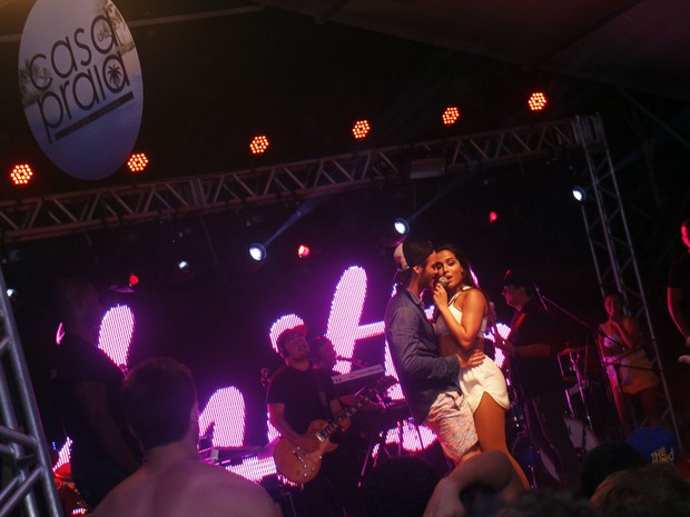 Anitta dança com fã em show em Búzios, no Rio de Janeiro (Foto: Fabio Pedro/ Ag. News)