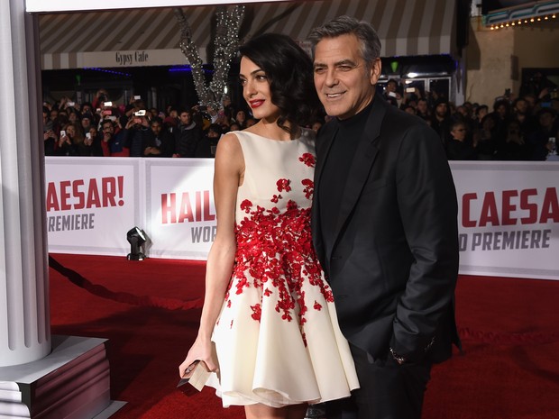 Amal Alamuddin Clooney e George Clooney em première de filme em Los Angeles, nos Estados Unidos (Foto: Kevin Winter/ Getty Images/ AFP)