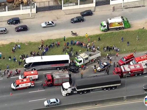 Carro preto ficou prensão entre ônibus e caminhão em acidente na Rodovia Fernão Dias (Foto: TV Globo/Reprodução)