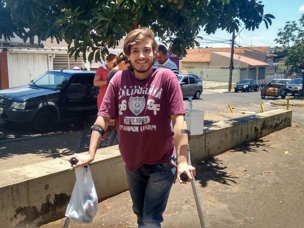 Com dificuldades de locomoção, Plácido chega para o Enem na ITE, um dos locais de prova em Bauru (Foto: Heloísa Casonato/ G1) Com dificuldades de locomoção, Plácido chega para o Enem na ITE, um dos locais de prova em Bauru (Foto: Heloísa Casonato/ G1)