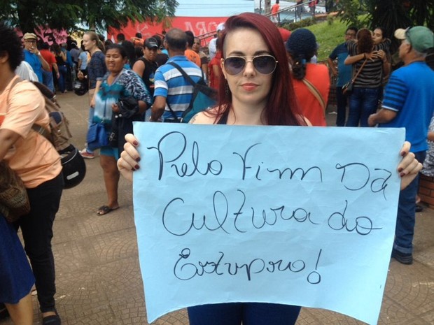 Manifestante protesta contra o estupro, em Porto Velho (Foto: Matheus Henrique/ G1) Manifestante protesta contra o estupro, em Porto Velho (Foto: Matheus Henrique/ G1)