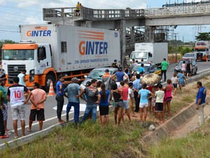 Atropelamento aconteceu embaixo de uma passarela para pedestres (Foto: Walter Paparazzo/G1)
