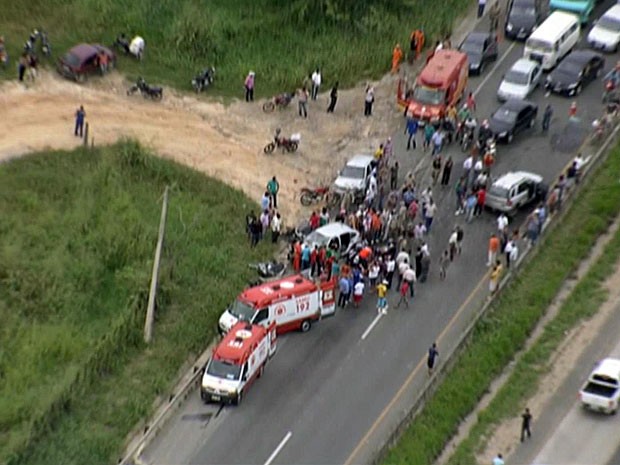 Acidente na BR-232 em Vitória de Santo Antão, na Zona da Mata Sul de Pernambuco (Foto: Reprodução / TV Globo)
