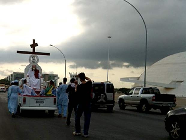 G1 - Contra voto obrigatório, Inri Cristo desfila em carro aberto em  Brasília - notícias em Distrito Federal