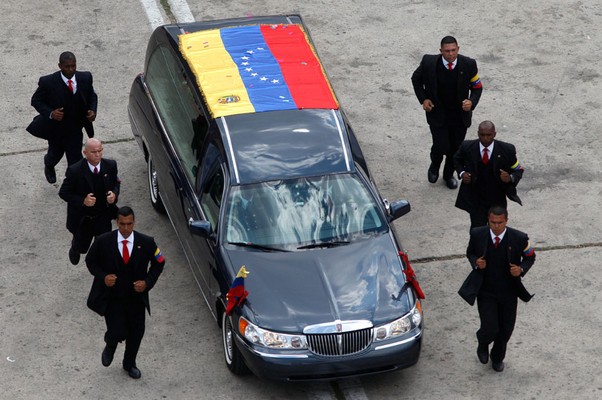 Comitiva transporta corpo do ex-presidente da Venezuela Hugo Chávez para um museu militar em Caracas (Foto: Ariana Cubillos/AP)