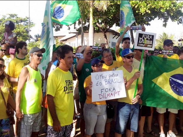Manifestação contra o governo reúne multidão em bairro nobre de Aracaju (Foto: Tássio Andrade / G1)