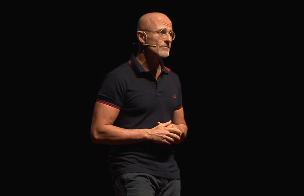 Neurocirurgião italiano Sergio Canavero durante palestra TEDx; médico diz ser possível fazer transplante de cabeça nos próximos meses (Foto:  Reprodução/YouTube/TEDx Talks)