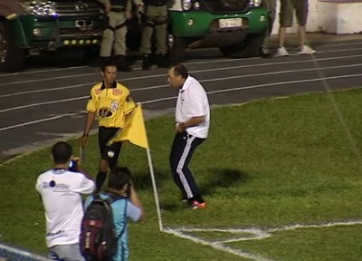 Treinador Evair faz gestos obscenos para arbitragem (Foto: Reprodução/TV Clube)
