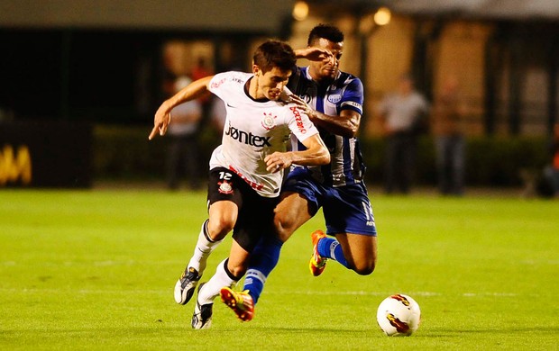 Alex Corinthians x Emelec (Foto: Marcos Ribolli / Globoesporte.com)