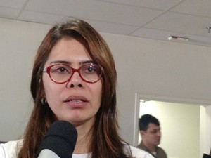 Carla Azevedo, viúva do médico, foi a primeira a falar durante o julgamento (Foto: Penélope Araújo/G1)