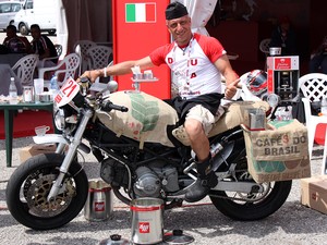 O bombeiro italiano Mario Volta criou moto que faz café (Foto: Rafael Miotto/G1)