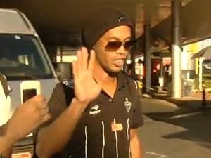 Ronaldinho no Aeroporto de Goiânia (Foto: Reprodução/TV Anhanguera)