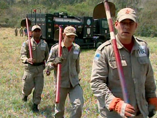 Equipes trabalham também por terra para tentar conter avanço do fogo (Foto: Reprodução /InterTV / Jairo Martins)