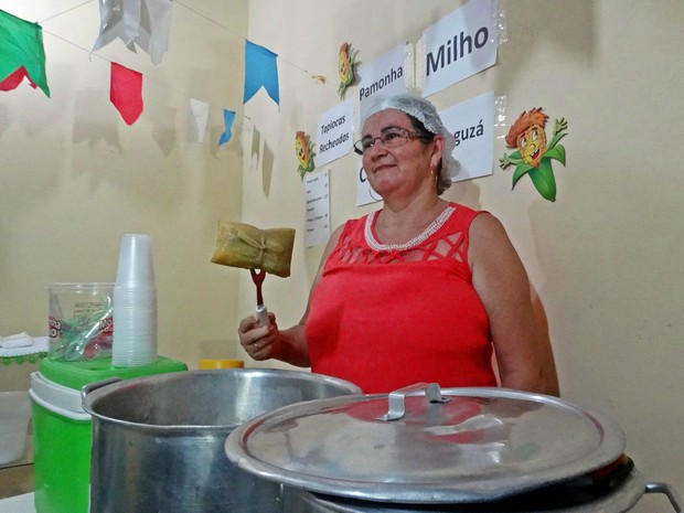 Cozinheira Luciana vende sete mil pamonhas em dois dias em Caruaru (Foto: Kamylla Lima/G1)
