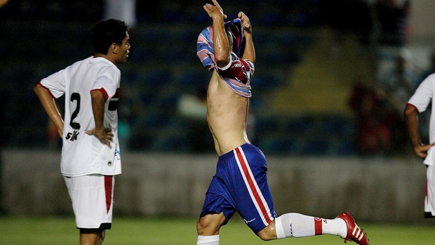 Lucas comemora gol do Fortaleza contra o Ferroviário pelo Campeonato Cearense no PV (Foto: Kid Júnior/Agência Diário)