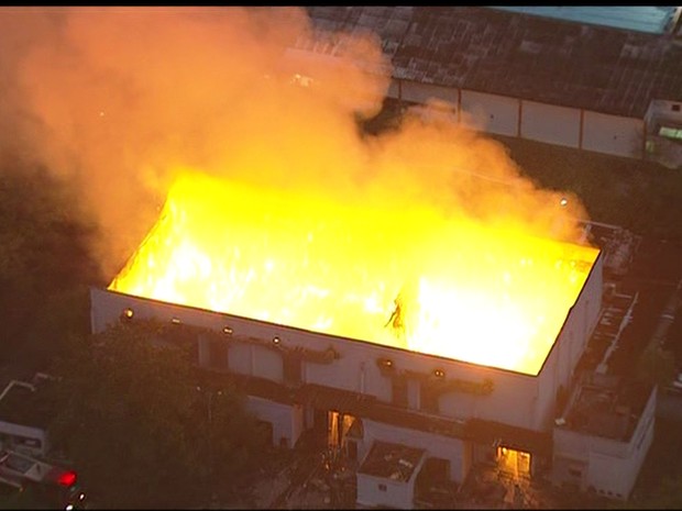 Incêndio atinge galpão na Barra da Tijuca (Foto: Reprodução / TV Globo )