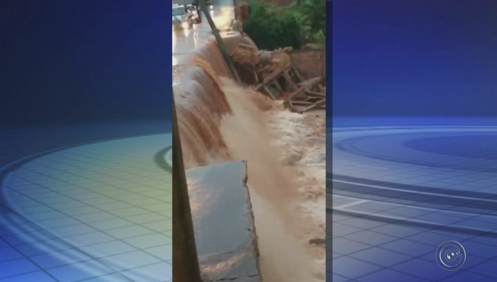 Córrego transbordou e invadiu rua em Pederneiras (Foto: Reprodução/TV TEM)