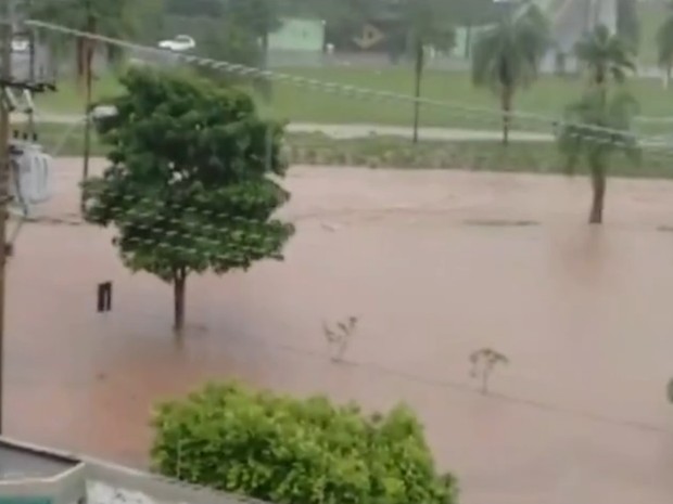 Chuva forte deixou ruas e avenida alagadas. Rio Preto (Foto: Reprodução / TV TEM)