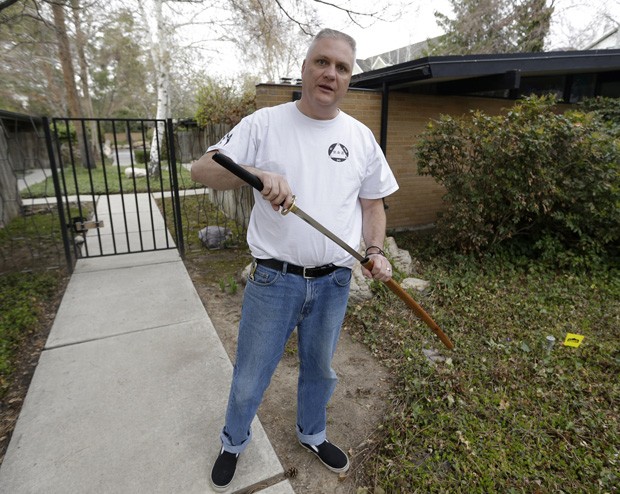 Bispo mórmon também é instrutor de artes marciais, e guarda espada japonesa de 73 cm em casa (Foto: Rick Bowmer/AP)