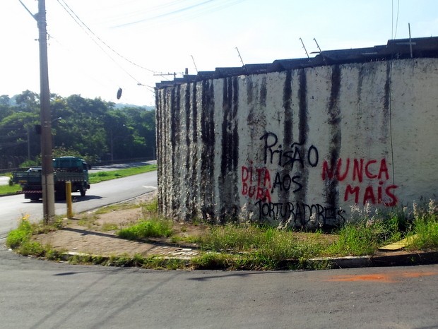 Muro teve pichações contra regime militar em Piracicaba (Foto: Fernanda Zanetti/G1)