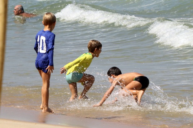 Filho de Fernanda Lima e Rodrigo Hilbert na praia (Foto: J.Humberto / AgNews)