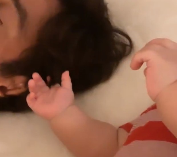 André Resende ganha carinho de Rael, seu filho com Isis Valverde (Foto: Reprodução Instagram) André Resende ganha carinho de Rael, seu filho com Isis Valverde (Foto: Reprodução Instagram)