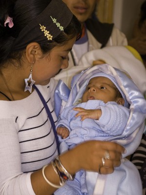 Jovem grávida segura seu bebê no colo em Bogotá, na Colômbia (Foto: EFE/Fondo de Población de Naciones) Jovem grávida segura seu bebê no colo em Bogotá, na Colômbia (Foto: EFE/Fondo de Población de Naciones)
