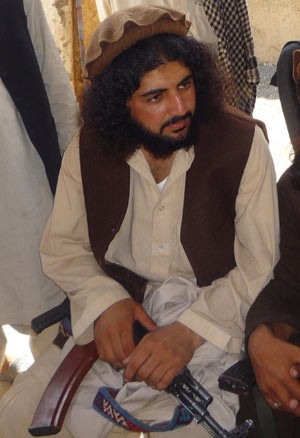 Latif Mehsud em foto de 4 de outubro de 2009 no Waziristão do Sul, no Paquistão (Foto: AP)