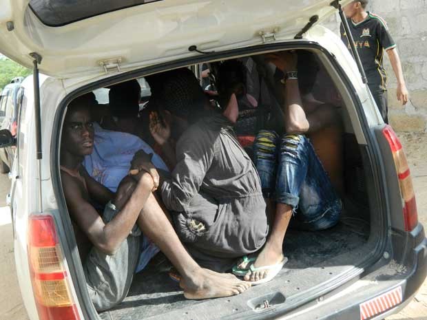 Estudantes se refugiam em um veículo durante a Universidade de Garissa. (Foto: AP Photo)